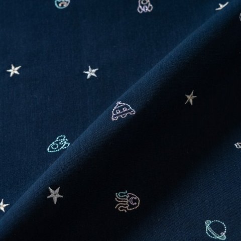 刺繍生地 【ランダム/宇宙/濃ネイビー】 カットクロス 綿ポリ