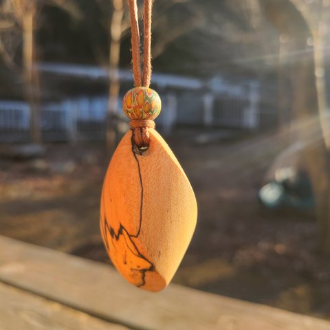 カエデ（スポルテッド）と稀少キファビーズのネックレス　Fujino Wooden Jewelry