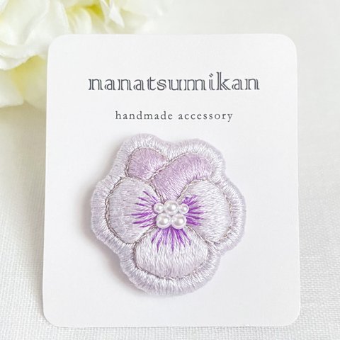 パープルビオラの刺繍ブローチ