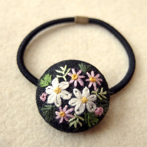 白ピンク花ブーケ刺繍 くるみボタンヘアゴム