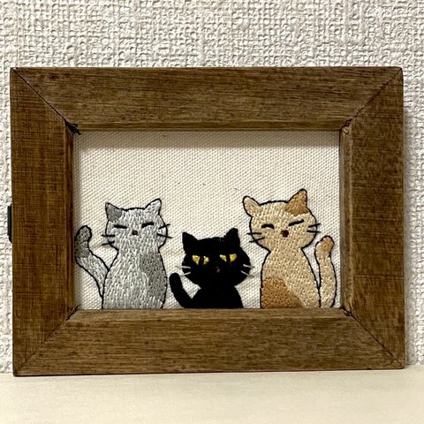 《3匹の猫》手刺繍  ミニ額