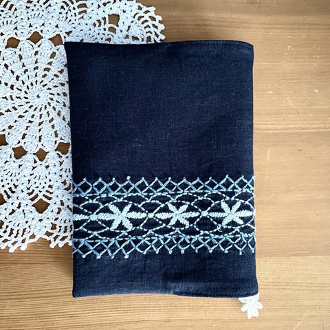 〈文庫本〉刺繍ブックカバー（紺）