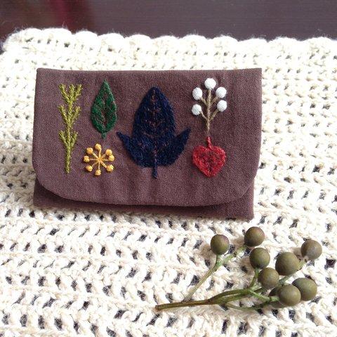 刺繍カードケース　『木の実と葉っぱ』　茶