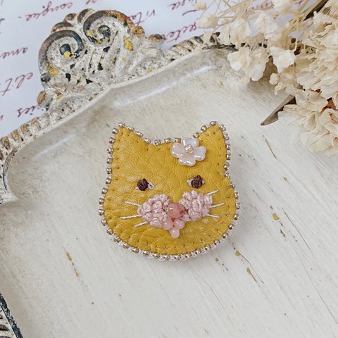 マスタードなお猫ブローチ⋆* ビーズ刺繍 帯留め 一点物 動物 アクセサリー