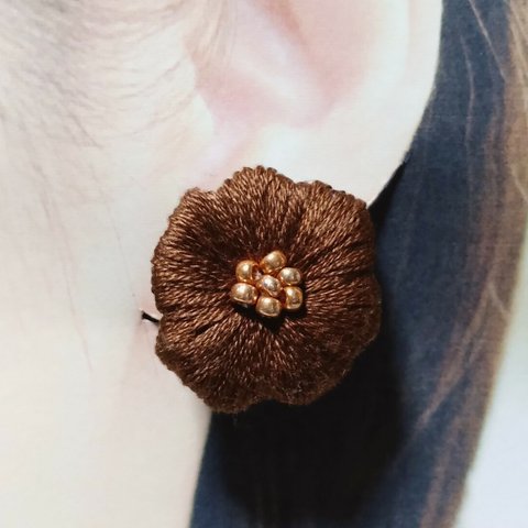 お花の刺繍 大きいイヤリング(ブラウン)