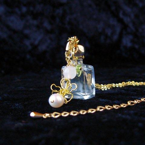 アロマペンダント　ガラス香水瓶　スクエア透明　風に揺れる花　天然石(AKB-017-F)