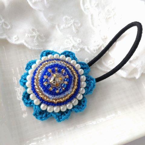 ロゼット風❀ビーズ刺繍とかぎ針編みのヘアゴム【ブルー】