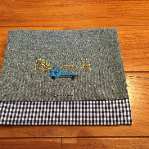 手刺繍入り小物入れ　移動ポケットとして最適♬