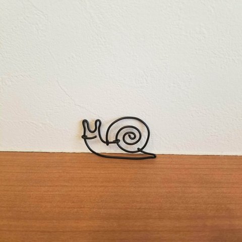 カタツムリのさんぽ 【 子 】 ワイヤーアート 壁飾り ウォールデコ かたつむり ワイヤークラフト シルエット 壁面
