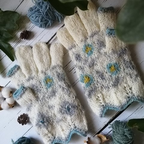 ベビーブルーの花の模様編みスマホ対応手袋