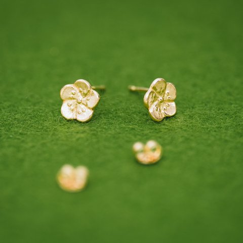 梅の花 K18 or プラチナ ピアス (ピアスのみ)