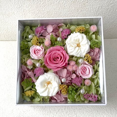 薔薇のボックスアレンジ：ピンク白プリザーブドフラワー花ブリザードフラワー結婚式誕生日プリザ薔薇プレゼント誕生日バラギフト花器サプライズ退職祝い