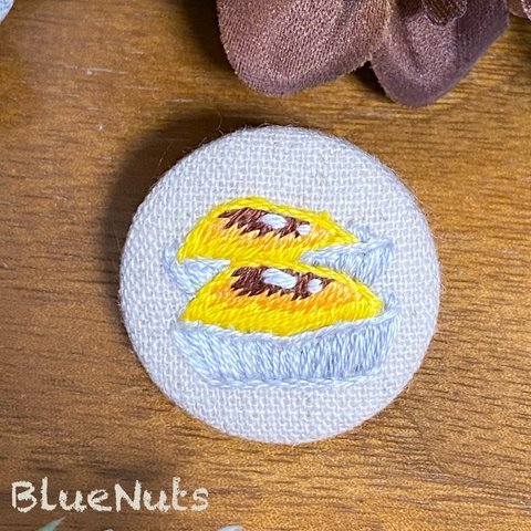 〖スイートポテト〗刺繍のくるみボタン ブローチ🍠