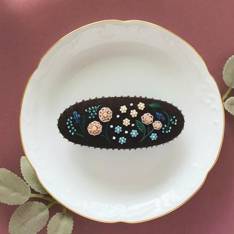 ディープブラウンにビーズの花刺繍＊刺繍バレッタ　No.272