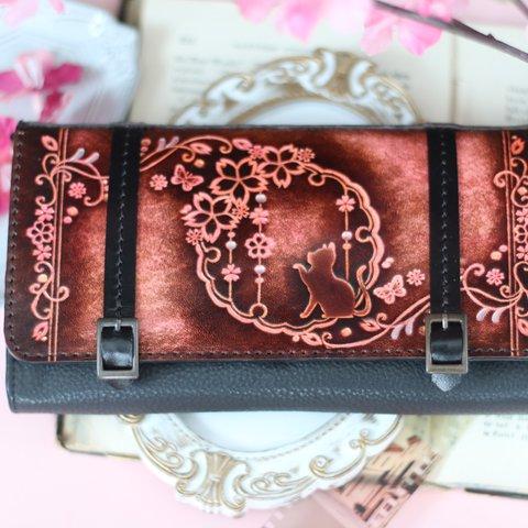 【ビターストロベリー色】猫と桜のトランク風ショルダー長財布