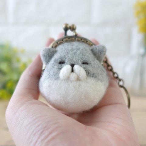 【受注生産】いねむりがまぐちにゃんこ（シロとグレーのエキゾチックショートヘア）