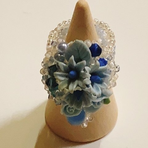 ビーズリング　天然石樹脂粘土青い花