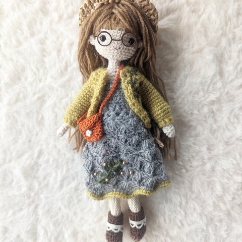 かぎ編み人形　21㌢　　ミモザ色のカーディガン