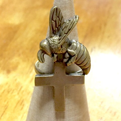 蜂のマリア リング／真鍮製 [ミツバチ+十字架(クロス)]