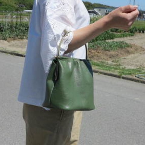 がま口の革の鞄 レザー可愛いバッグ グリーンの鞄