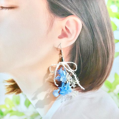 ペールブルーの紫陽花ブーケのイヤリング/ピアス