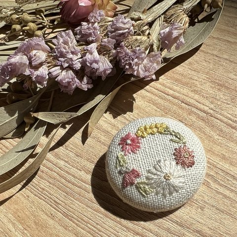 刺繍くるみボタン（ブローチ/ヘアゴム）