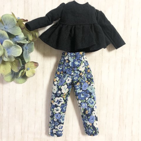 Sale✨157リカちゃん・服＊2点セット　黒のふわふわペプラムトップス（長袖）＆花柄のテーパードパンツ