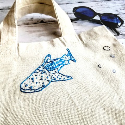 手刺繍の青いジンベイザメ　帆布のミニトートバッグ　　