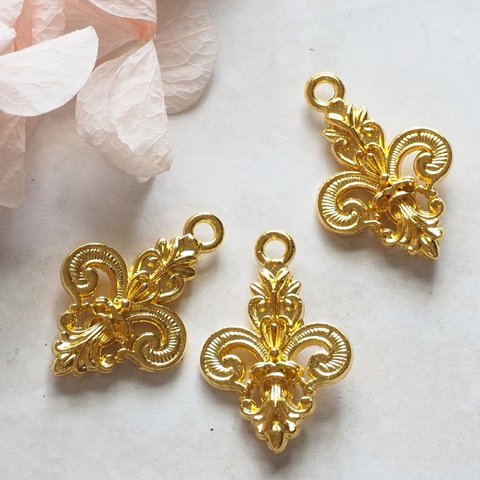 10個 フルール・ド・リス 百合 ペンダントチャーム 25×17×4mm ゴールド 百合チャーム アクセサリーパーツ 【T399】