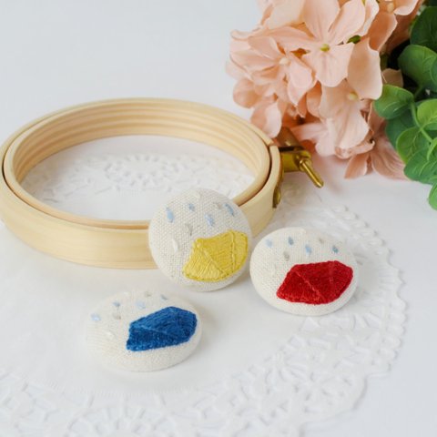 SALE 【 ブローチ 】刺繍 くるみボタン　傘カラー：黄色