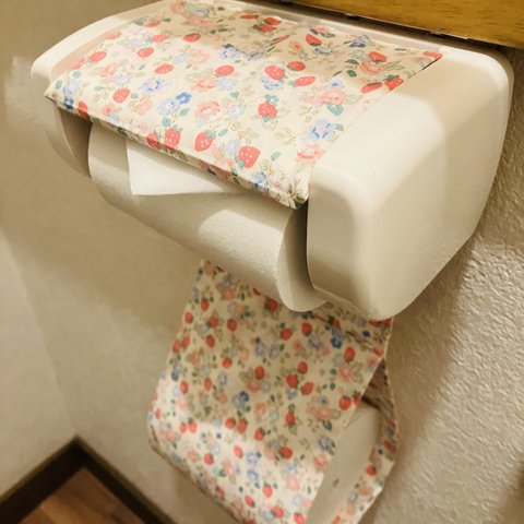 いちごと小さいお花トイレットペーパーホルダー