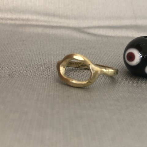 オーバル形ヘッドと真鍮の指輪