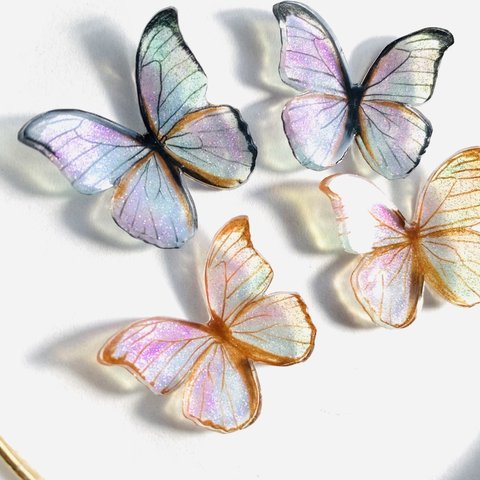 手描きのモルフォ蝶のスタッドピアス　オーロラ　黒縁　サージカルステンレス　クリップイヤリング