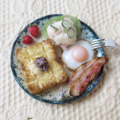 グレーうさぎ あんバタートースト 目玉焼き モーニングプレート