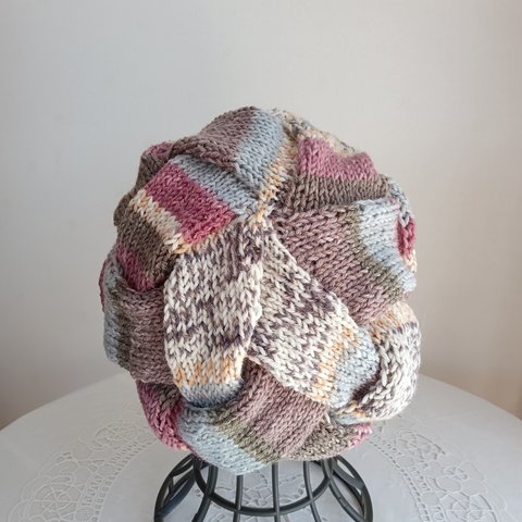 🌷バスケット編みベレー帽・ぷっくら🌷opal６本ヨリの（太め）毛糸でアミアミしました。
今回はベレー帽のぷっくリとしたふくらみが出るように編み目の数を増やして全体に大きめになるようにデザインしてみ