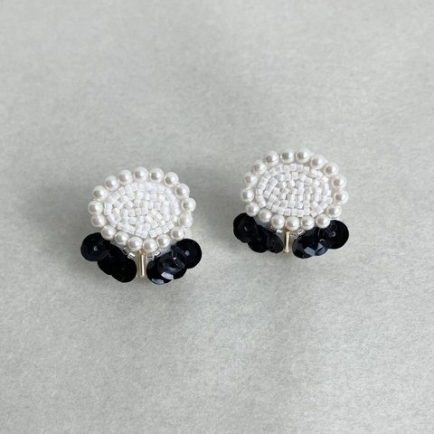 パールの花びら　つぶつぶビーズの刺繍ピアス / イヤリング　【受注生産】