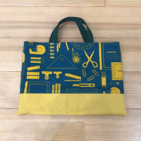 【完成品】小さめレッスンバッグ　文房具✂️グリーン(25×35センチ)　マチなし　ミニレッスンバッグ　バッグ　キルティング　レッスンバッグ