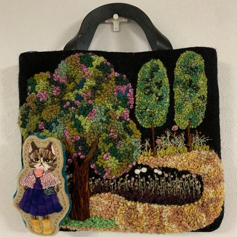 ぽこぽこウール刺繍と猫さんブローチのバッグ