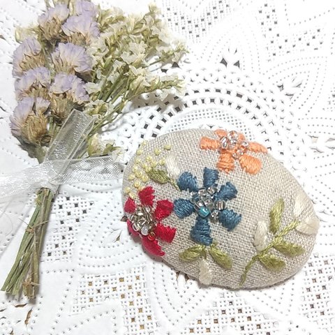 ハンドメイド刺繍ブローチ