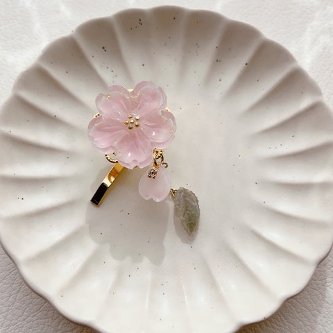揺れる花びらと桜の葉 ポニーフック 
