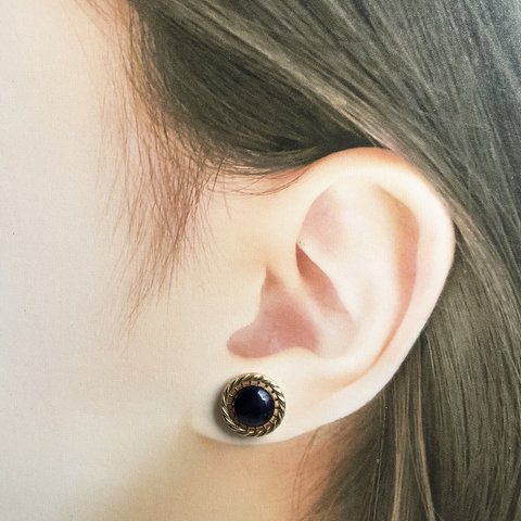 紺ボタンピアス