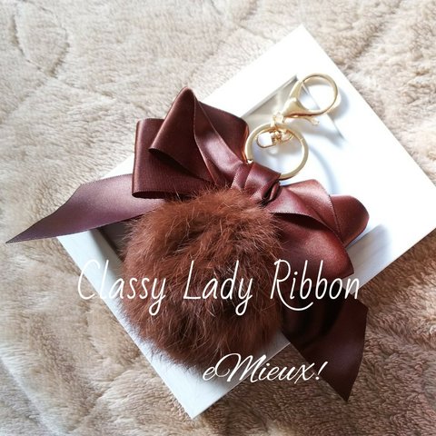 Classy Lady Ribbon ふわふわファーとブラウンリボンのバッグチャーム