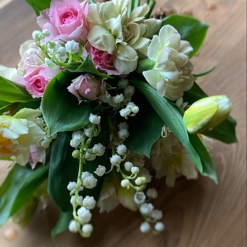 期間限定・ご予約25日迄・母の日・すずらんとバラとオーガニックフラワーの花束・adagio flower。生花。5月1日のみ発送。