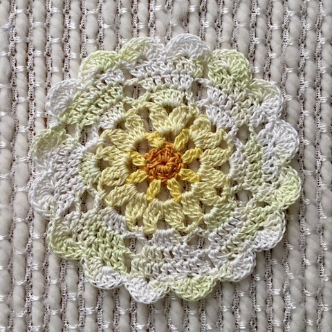 ハートドイリー(直径13 cm)、黄色のハートドイリー、Crochet heart doily in variegated yellow and butter yellow