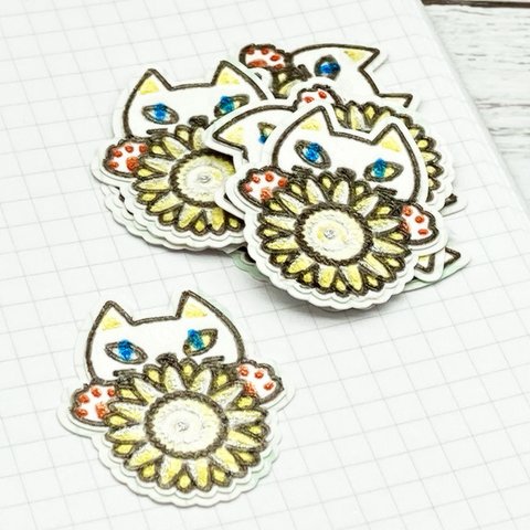 フラワー＆キャット(5枚入り)キラキラの水玉折り紙にラメペンで猫とお花の絵を描いてシールにしました。めくりやすい大き目台紙です。キラキラだけど素朴な手書き風。