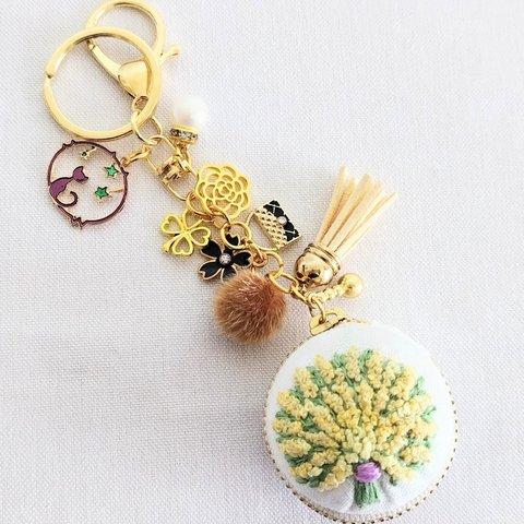 ミモザの花束　刺繍のマカロンポーチキーホルダー