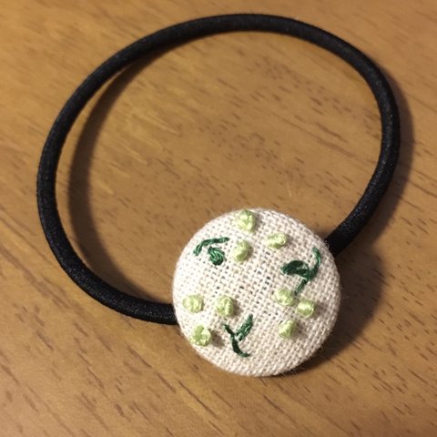 刺繡くるみボタンヘアゴム（ドットのお花黄緑色）