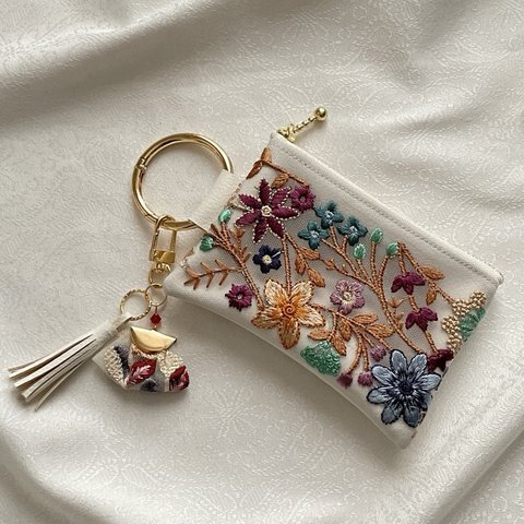 インド刺繍リボンのフェイクレザーミニポーチ　丸カラビナ、タッセルチャーム付