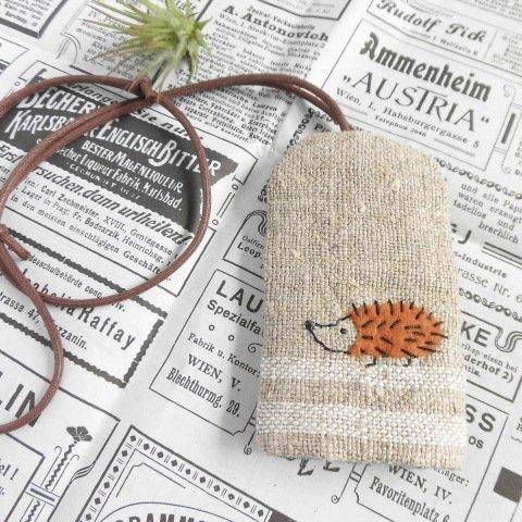 キーカバー　①チェコリネン　ハリネズミ刺繍  ♪