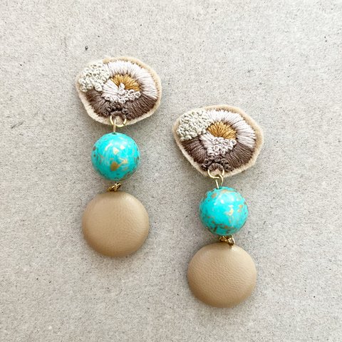 turquoise×camel刺繍ピアス